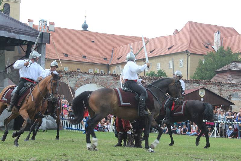 Drezúrní vystoupení s koňmi v Pivovarské zahradě v rámci slavností růže.