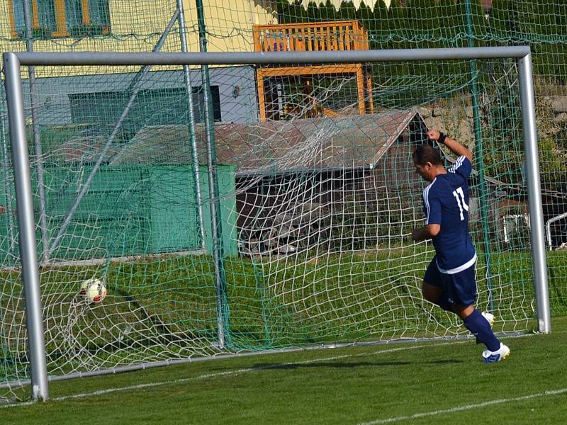 Okresní přebor muži - 6. kolo: FK Dolní Dvořiště (modré dresy) - TJ Smrčina Horní Planá 2:1 (2:1).