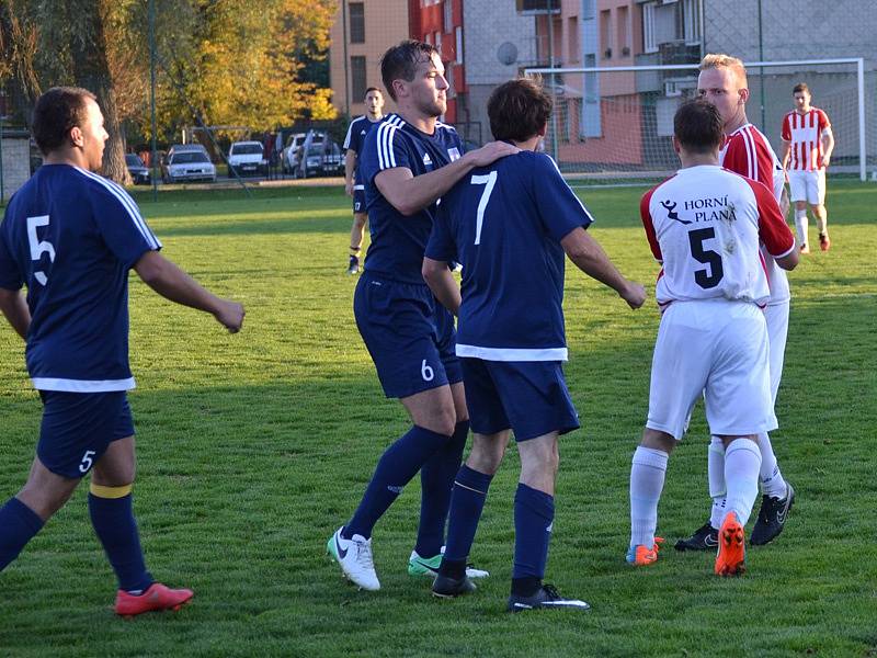 Okresní přebor muži - 6. kolo: FK Dolní Dvořiště (modré dresy) - TJ Smrčina Horní Planá 2:1 (2:1).