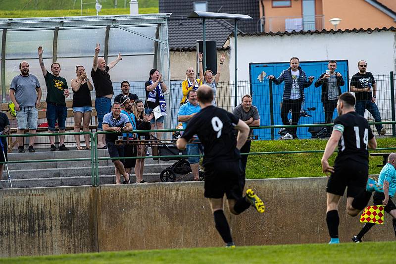 Fotbalisté Dolního Dvořiště (v černých dresech) porazili v 21. kole I. B třídy Boršov nad Vltavou 4:2.