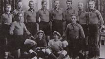 Fotbal v Kaplici píše stoletou historii. Tým z let 1932-34, v němž působili pouze dva Češi. Reprofoto z knihy Sportovní Kaplice/Libor Granec