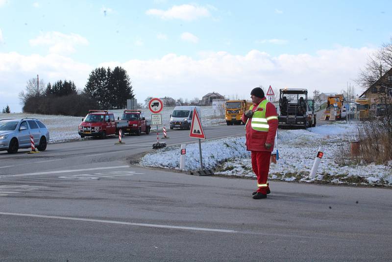 Oprava povrchu silnice na přeložce kolem Velešína začala.