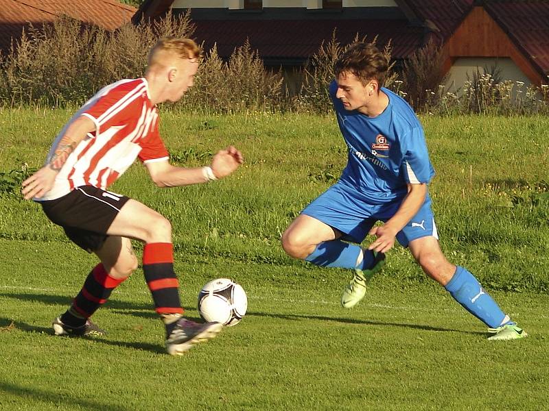 Na podzim v „bitvě o Lipno“ mezi Frymburkem a Horní Planou (vpravo domácí Rillich v souboji s Kvasničkou) zvítězil favorit těsně 1:0  a velký boj se dá čekat i v odvetě.