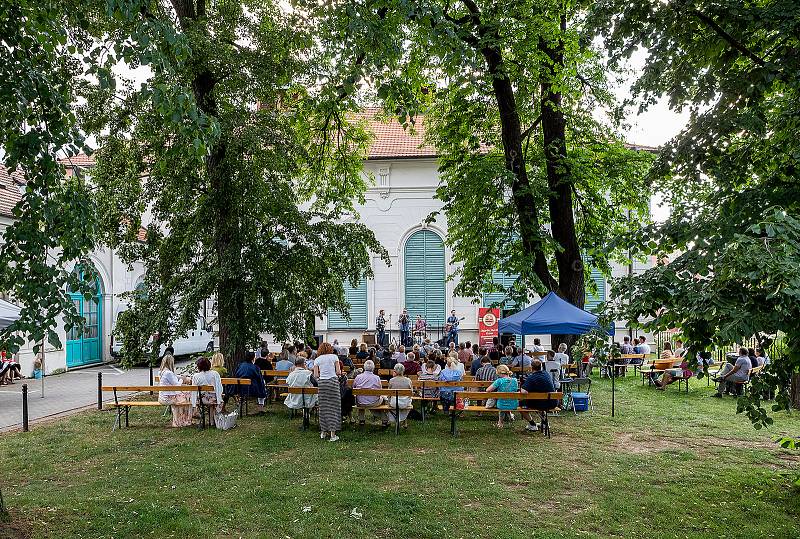 Jazz nad Vltavou se netradičně uskutečnil na terase Městského divadla.