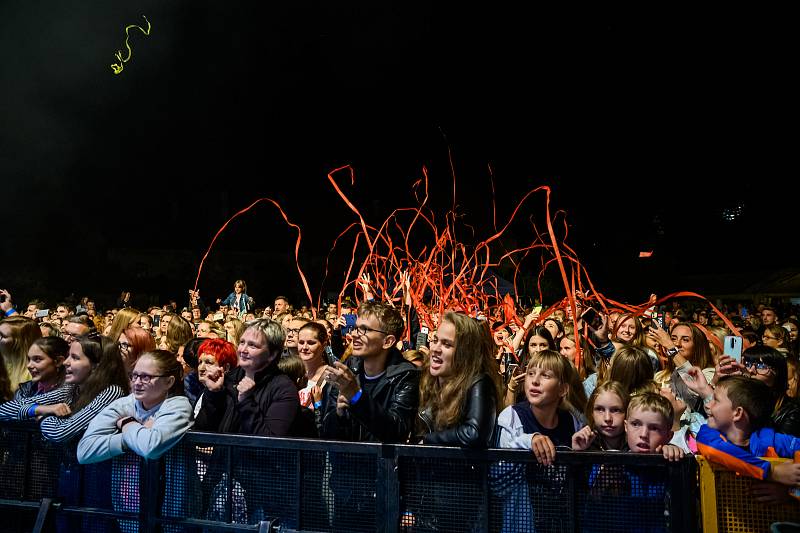 Koncert kapely Mirai v Pivovarské zahradě v Českém Krumlově.