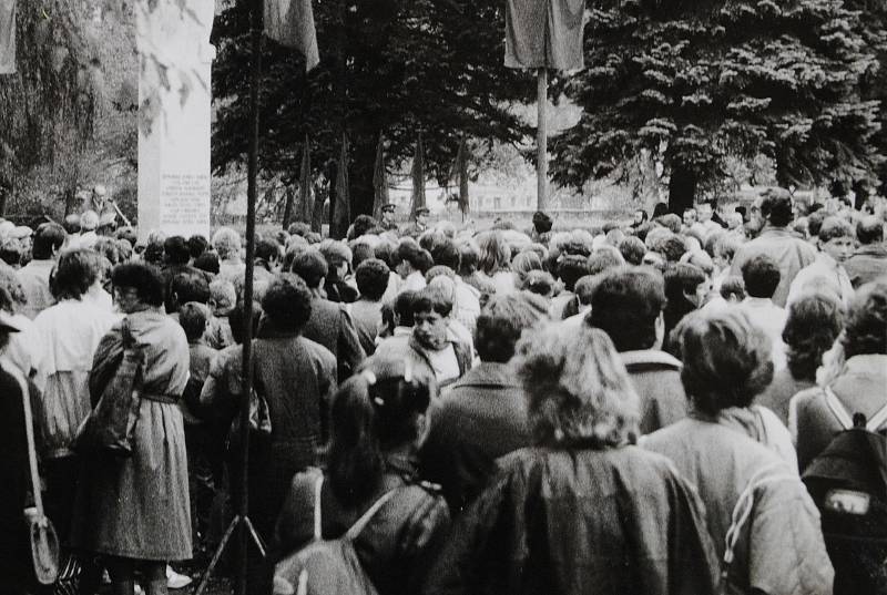 Český Krumlov v roce 1987. Odhalení nového pomníku od Stanislava Zadražila v městském parku.