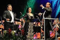 Angela Gheorghiu (soprán) a Ramón Vargas (tenor) zahájili spolu s dirigentem Leošem Svárovským a Pražskou filharmonií. Bohužel počasí nepřálo.