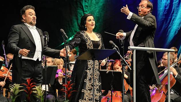 Angela Gheorghiu (soprán) a Ramón Vargas (tenor) zahájili spolu s dirigentem Leošem Svárovským a Pražskou filharmonií. Bohužel počasí nepřálo.