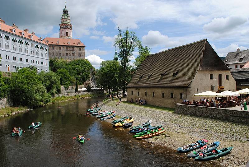 Když Vltavou v Krumlově teče pod 10 kubíků vody, ve šlajsně u Jelení lávky pod Plášťovým mostem bývá těsno. Nejeden raft v ní uvízne.