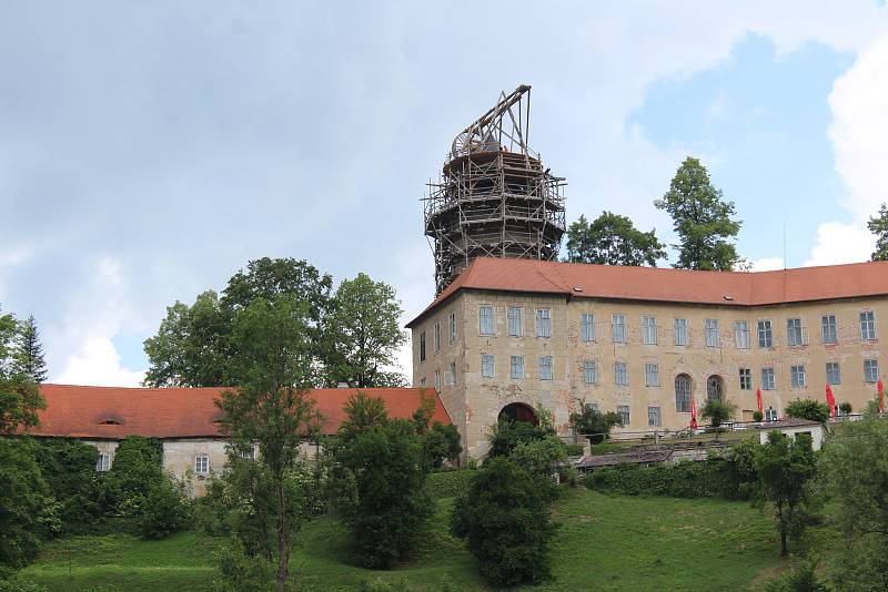 Na Jakobínce na hradě Rožmberk se roztočilo kolo repliky středověkého jeřábu.
