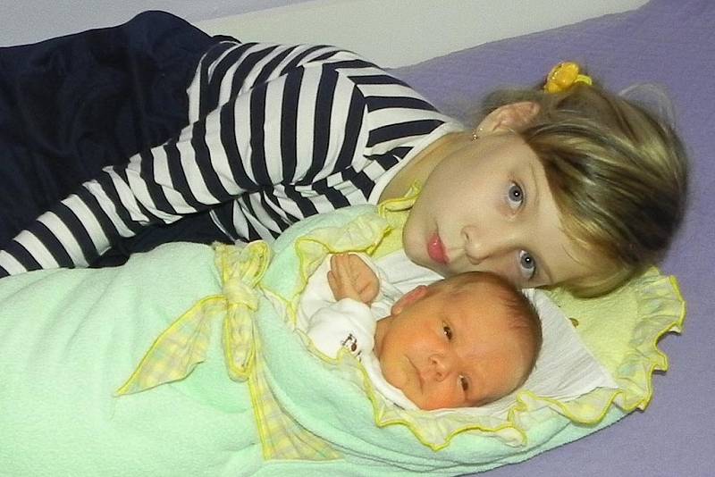 Jan Kahovec, potomek Ivety Novákové a Daniela Kahovce z Dolního Třebonína, se narodil ve čtvrtek 24. října 2013 v 8.39 hodin, měřil 52 centimetry a vážil 3570 gramů. Na snímku je se sestrou Danielou.