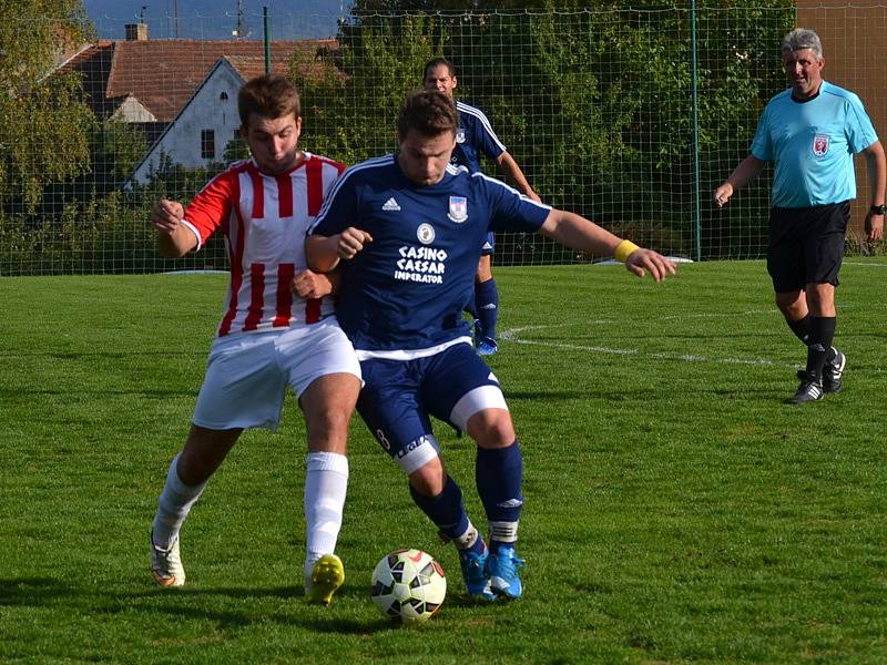 Okresní přebor muži - 6. kolo: FK Dolní Dvořiště (modré dresy) - TJ Smrčina Horní Planá 2:1 (2:1).