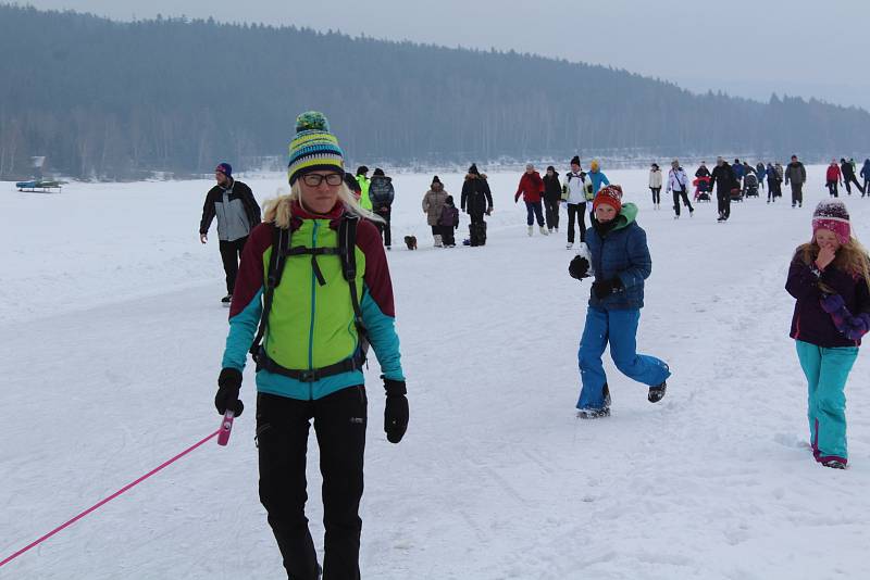 Tisíce lidí dorazily o víkendu zabruslit si na Lipno.