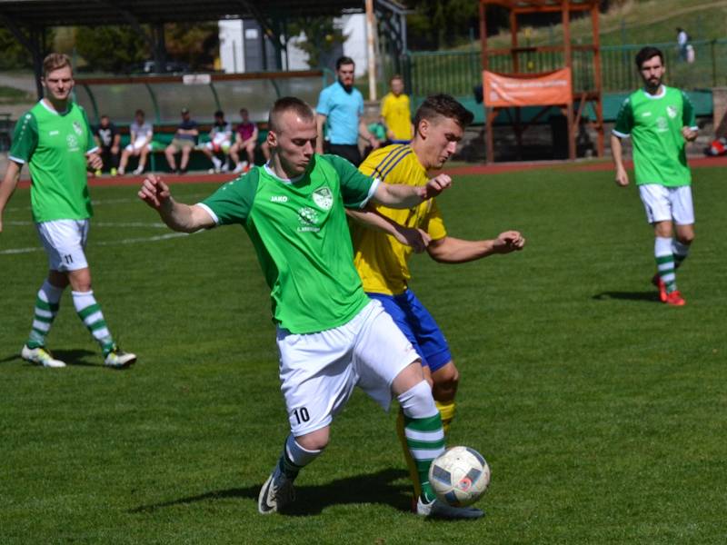 Fortuna Divize A - 21. kolo: FK Slavoj Český Krumlov (zelené dresy) - SK Senco Doubravka 0:1 (0:0).