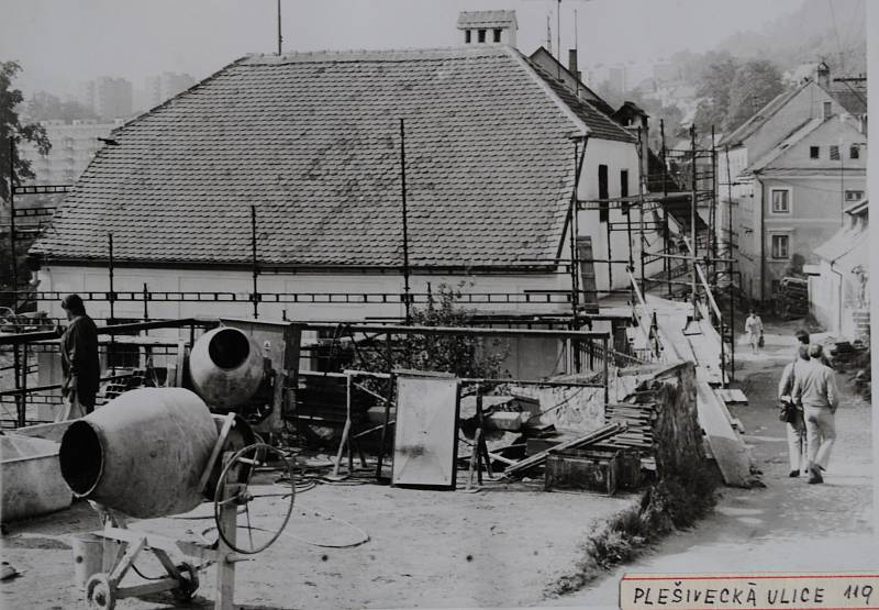 Český Krumlov v roce 1986. Plešivecká ulice.