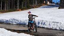 Trička s krátkým rukávem, koloběžky, kola, zimní bundy, parta dětí na bobech, tatínek s dcerkou na lyžích... Zimní sezóna na Lipně skončila před týdnem, ale půl metru sněhu na sjezdovce ladem neleží.