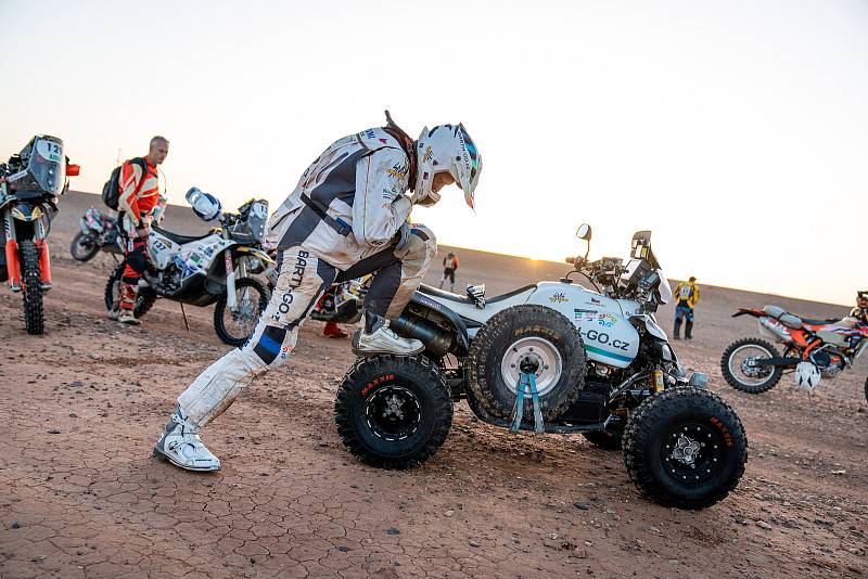 Africa Eco Race pokračovala čtvrtou etapou, po níž čtyřkolkař Zdeněk Tůma klesl mezi motocyklisty na patnáctou pozici