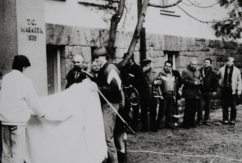 Krumlovská devadesátá. Odhalení busty T. G. Masaryka u stejnojmenné školy.