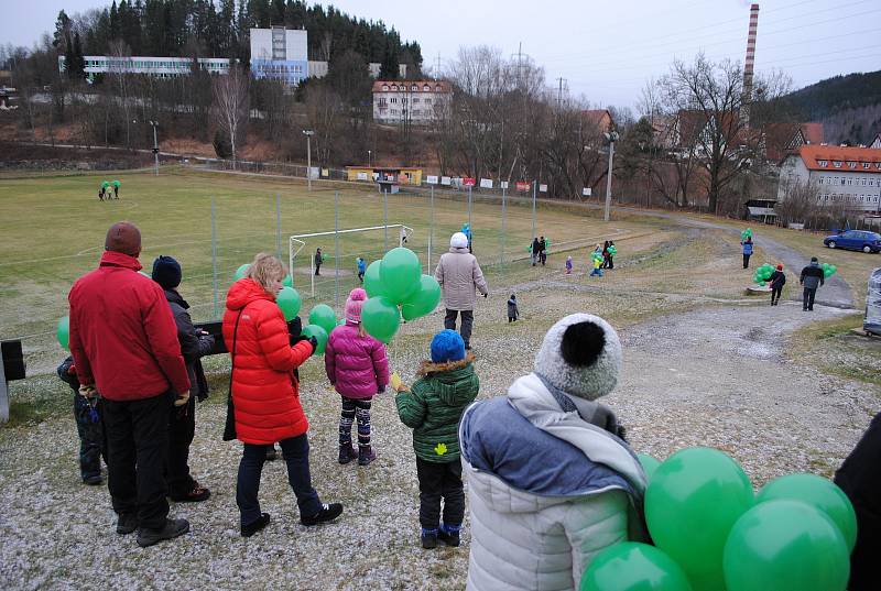 Necelé dvě stovky balónků s přáním Ježíškovy se v neděli vypouštěly ve Větřní.