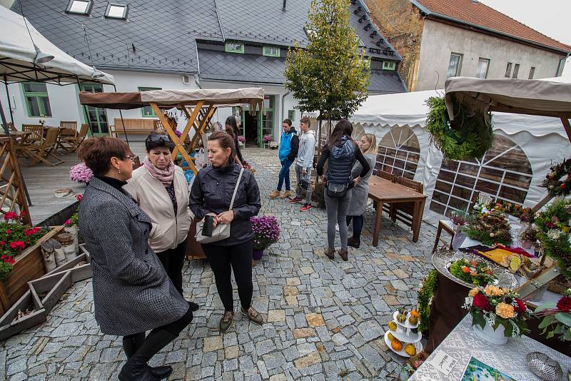 Svatebně naladěná kaplická kavárna v očekávání návštěvníků.