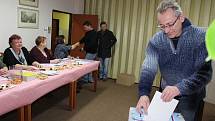 V Dolním Třeboníně na voliče dohlíží a radí jim čistě ženská volební komise. A pro děti jako vždy mají členové komise připravené sladkosti. Napečené buchty si občas vyslouží i nějaký ten volič.