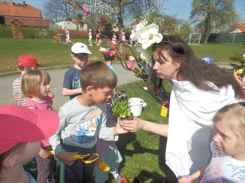 Děti ve školce v Kamenném Újezdu při oslavě Dne Země plnily spoustu úkolu a velmi si to užily.Foto: MŠ Kamenný Újezd