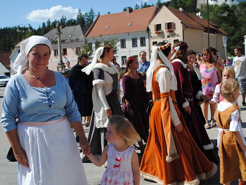 V Rožmberku měli slavnosti, od hradu na náměstí prošel historický průvod.