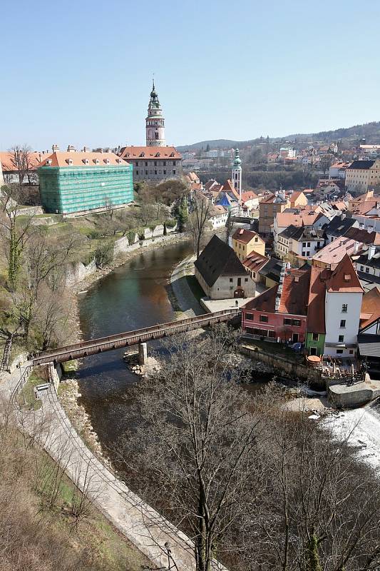 Celosvětová empidemie koronaviru vylidnila i centrum Českého Krumlova, které je běžně zaplaveno turisty.