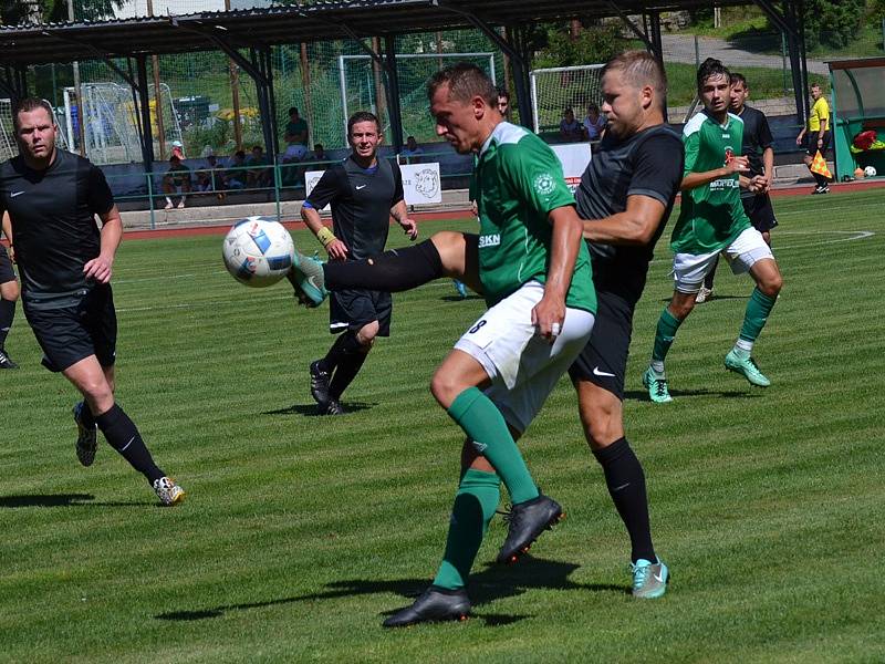 Přes pozornou defenzívu Olešníku se Krumlovští jen těžko prosazovali (uprostřed v zeleném Václav Beránek v těsném souboji s olešnickým Šahajdou).