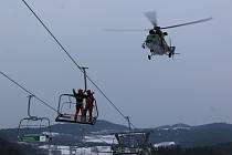Vojenští piloti vrtulníku cvičili společně s hasiči na Lipně záchranu osob z lanovky.