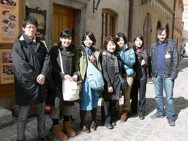 ŠEST STATEČNÝCH. Na první pohled obyčejná turistická fotografie. Ale co se za ní skrývá? Jen šest Japonců této výpravy (na snímku s průvodcem Oto Šrámkem) se po zemětřesení dokázalo dostat na tokijské letiště. O zbylých dvaceti z této výpravy zatím nikdo 