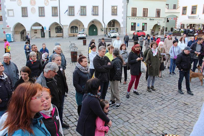 Demonstrace za odstoupení Marie Benešové se v Českém Krumlově účastnilo na osmdesát lidí.