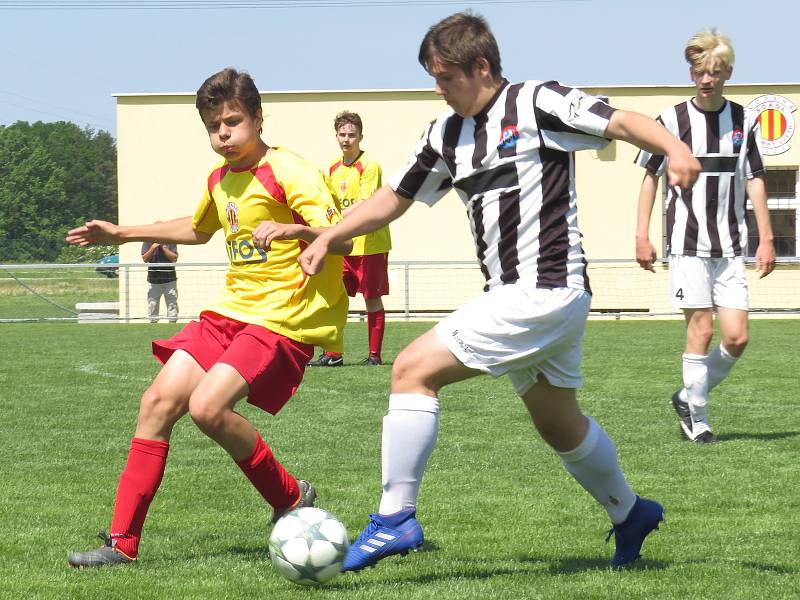 I.A dorostu – 21. kolo: Sokol Kamenný Újezd / FC Velešín (žlutočervené dresy) – FK Spartak Kaplice / FK Dynamo Vyšší Brod 2:4 (1:2).