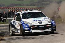 Vítězství z předchozích tří ročníků krumlovské rallye bude obhajovat posádka Peugeotu 207 Super 2000 Roman Kresta a Petr Gross. Na snímku z Mogul Rallye Šumava.