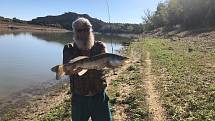 Martin Hladík z Větřní s partou vyrazil rybařit na řeku Ebro do Španělska.