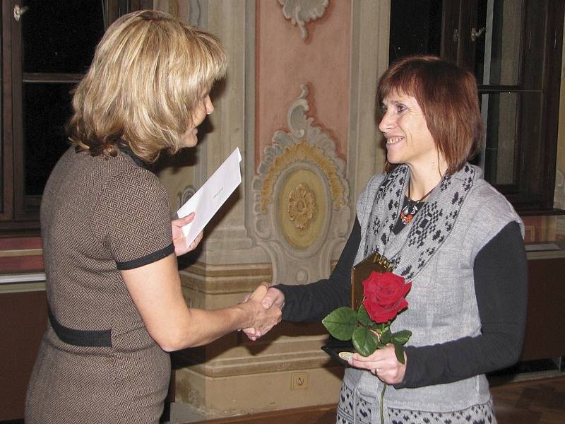 Za nepřítomnou badmintonistku Lucii Černou převzala z rukou šéfredaktorky našeho listu Zuzany Kyselové cenu maminka.