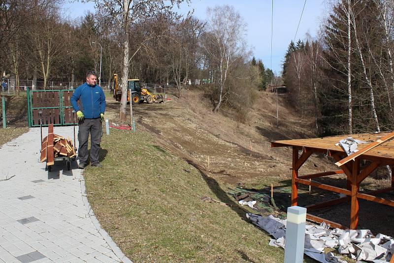 Zahrada kaplického domova pro seniory nyní prochází stavební fází.