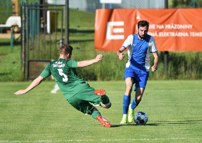 Fotbalisté Olešníku (v modrobílém) v rámci Turnaje přátelství porazili Český Krumlov vysoko 5:1.