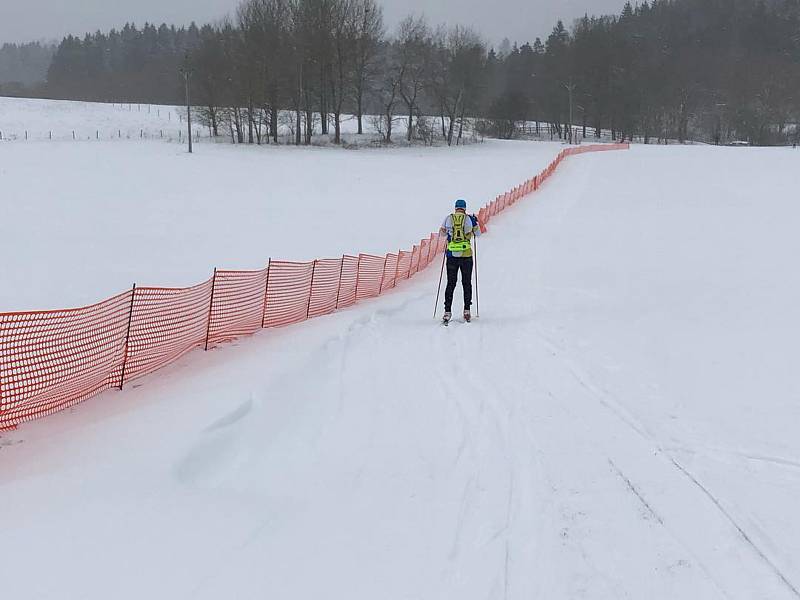 Frymburské louky jsou čerstvě projeté na klasiku skútrem se stopořezem.