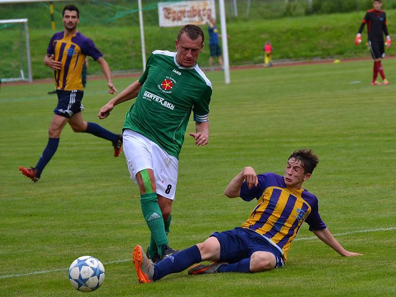 Scénář vzájemných soubojů se opakoval. Zelenobílí nad Doubravkou opět vedli, ale na konci šli ze hřiště bez bodu (vlevo krumlovský kapitán Václav Beránek).