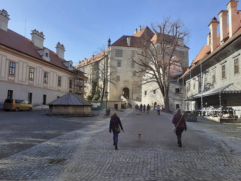 Český Krumlov ještě před uzavřením okresů. Téměř jarní počasí přilákalo do města výletníky.