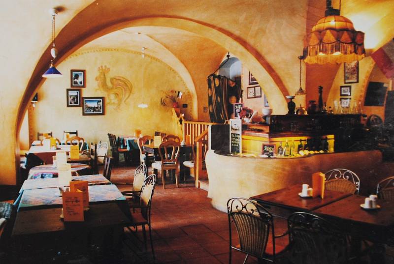 Český Krumlov v roce 1998. Interiér Papa´s Living Restaurantu.