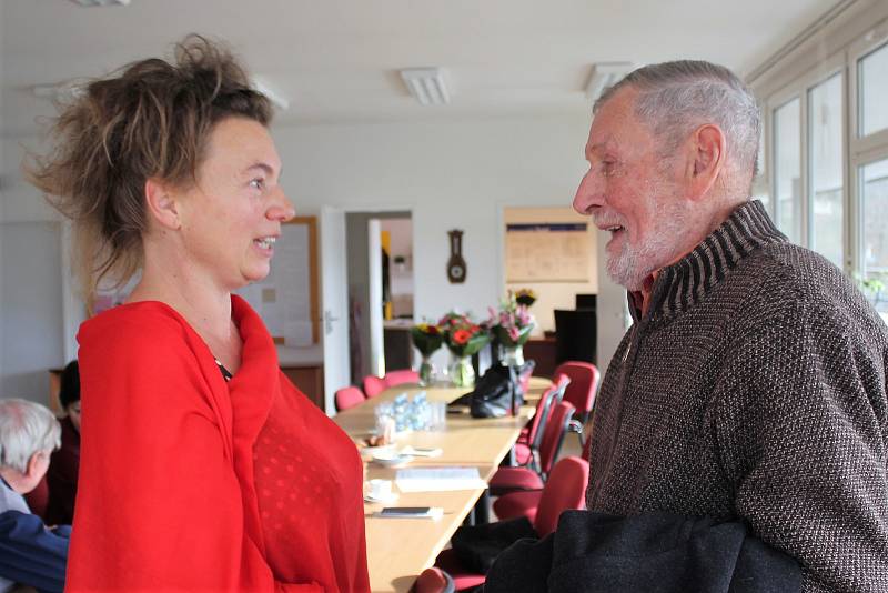 Oldřiška Baloušková, tehdejší třeťačka a členka stávkového výboru, s učitelem Přemyslem Hořejším.