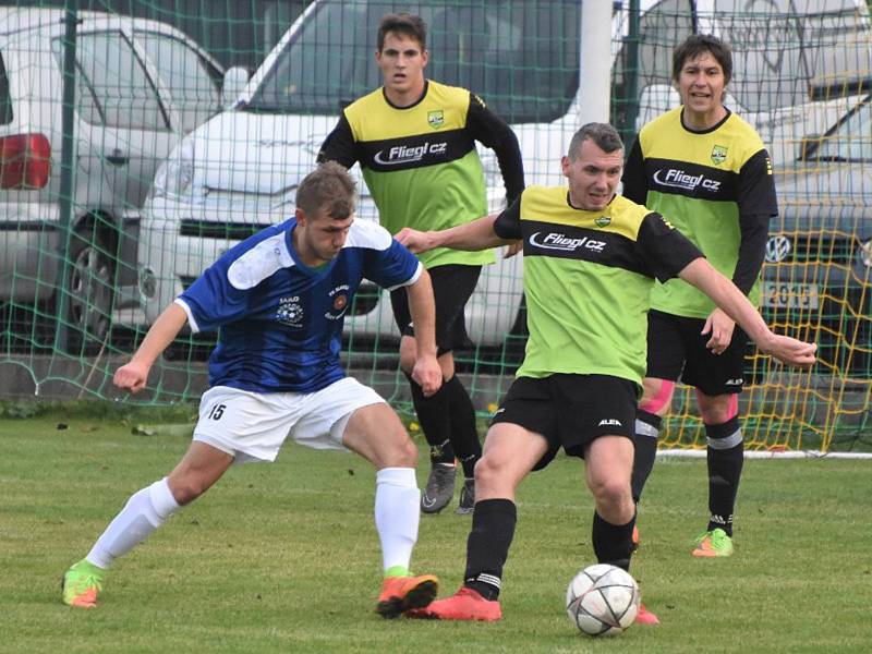 TJ Osek (zelenožluté dresy) – FK Slavoj Český Krumlov 3:3.