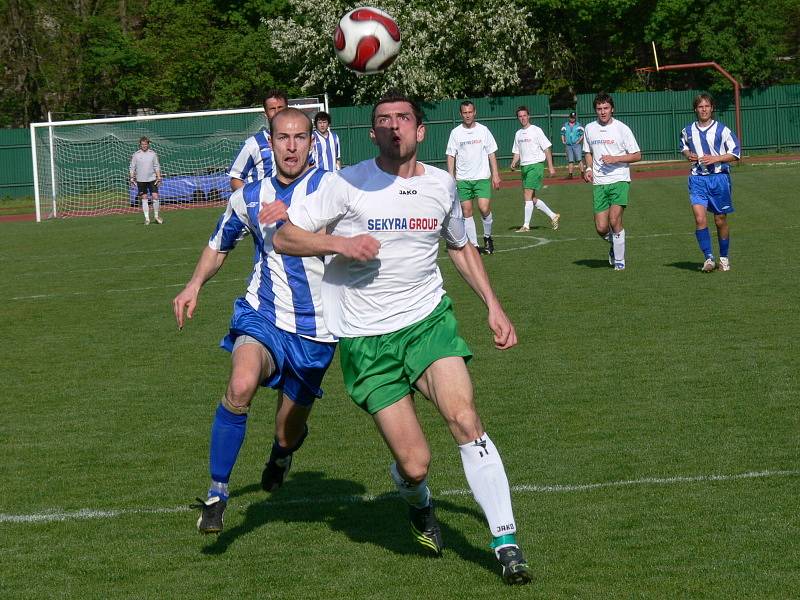 Odpor hostů definitivně zlomil pojišťovací druhý gól Slavoje, který v 37. minutě zaznamenal Petr Boháč (vpravo), jenž se přes hlubockého Zbyňka Stráského prosadil do vápna a nadvakrát překonal vybíhajícího brankáře Matouška.