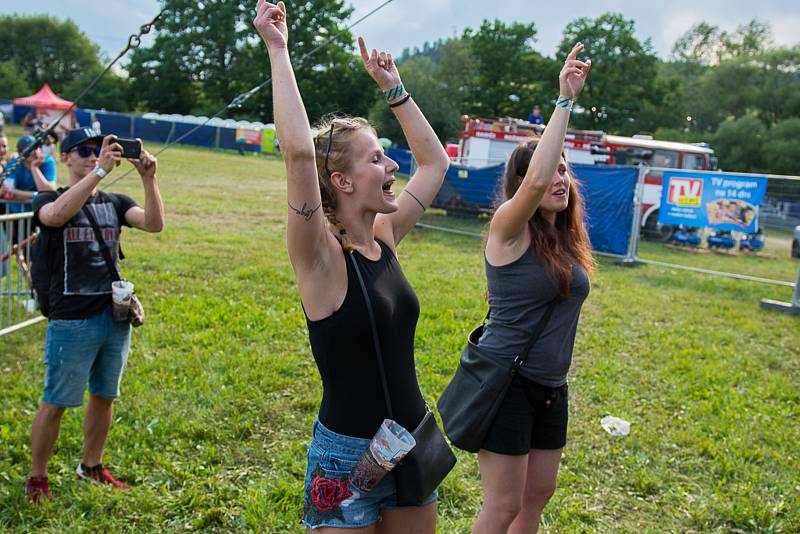 Atmosféra na festivalu Hrady CZ v Rožmberku na Českokrumlovsku je úžasná, déšť nevadí.