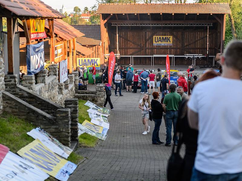 Fanoušci a jezdci Rallye Český Krumlov se ve středu setkali na Holkově.