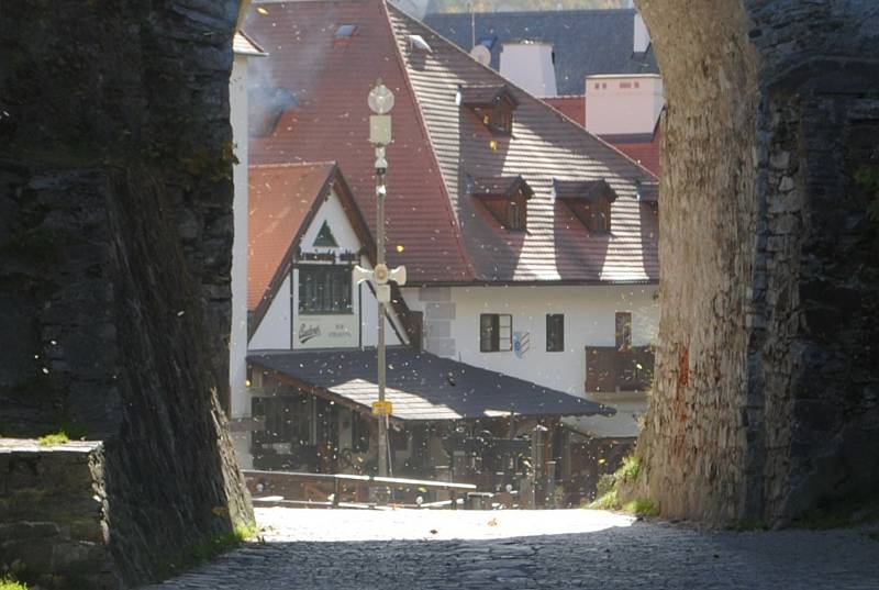 Český Krumlov se oblékl do podzimního.