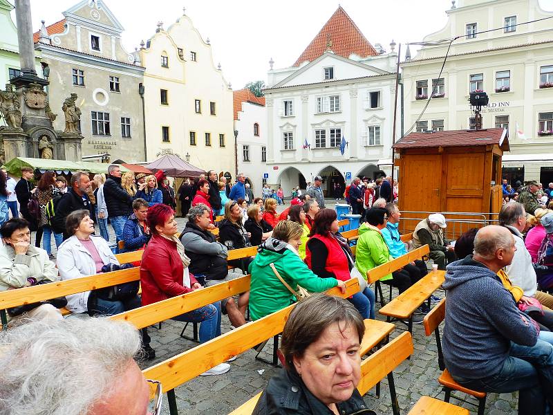 V Českém Krumlově se koná 32. ročník Slavností pětilisté růže. Trvá až do neděle 24. června. Uvidíte vystoupení uměleckých souborů s dobovou tematikou, vojenské historické ležení, ukázku dravých ptáků, můžete děti posadit na dřevný kolotoč či svézt na pon