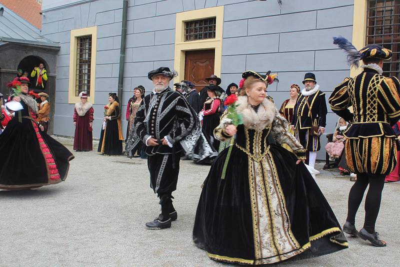 Historický kostýmovaný průvod v sobotu slavnostně zahájil zámeckou sezónu v Českém Krumlově.